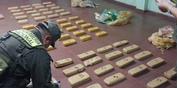 Descubren cargamento de marihuana oculto en Puerto Esperanza.