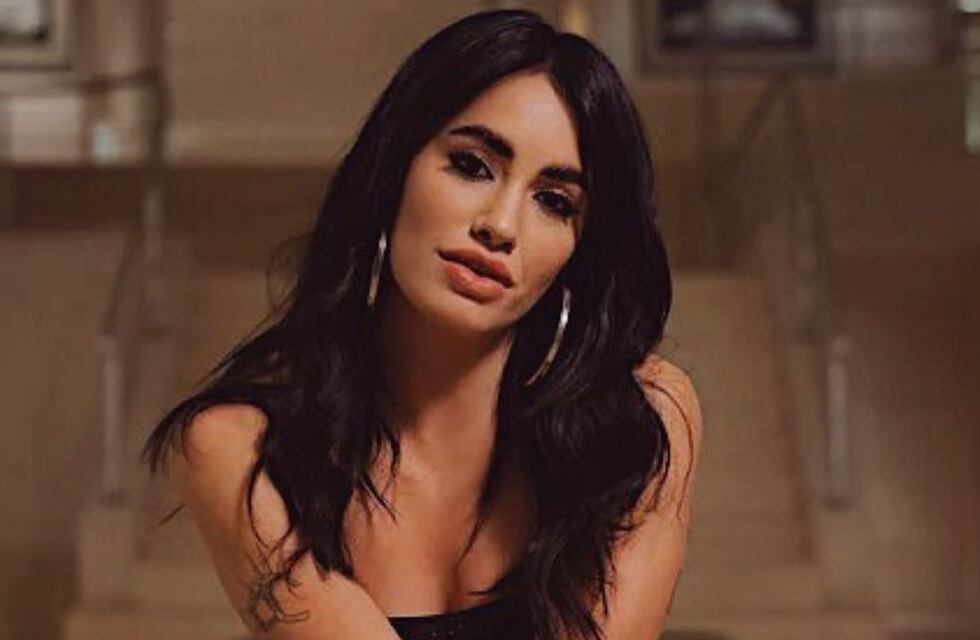 Lali Espósito se puso las bucaneras y al estilo Wanda Nara posó con un tapado y nada por abajo