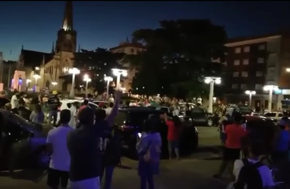 Multitudinaria caravana para despedir a Maradona en Azul