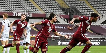 La camiseta que Torino lanzó en honor a River.