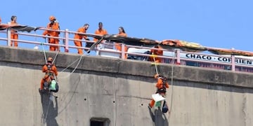 Los activistas aseguraron quedarse a protestar en el puente pese a las altas temperaturas y el viento que hay en la provincia del Chaco.