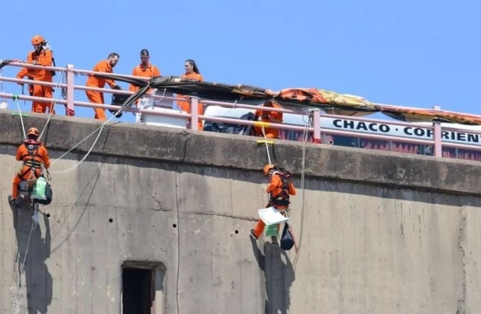 Greenpeace protesta contra la deforestación en un puente a más de 30 metros de altura en Chaco