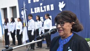 La directora de la Escuela Provincial de Artes N° 1, Hortensia Valerio, al momento de pronunciar su mensaje en la ceremonia cívica protagonizada por sus estudiantes.