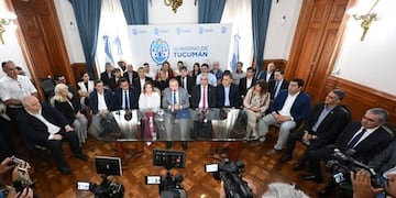 Con el acompañamiento de todo el gabinete provincial, Jaldo afirmó que la decisión marca una nueva etapa institucional.