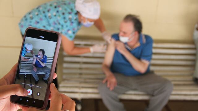 Comienzan a aplicar la segunda dosis contra el coronavirus en geriátricos de la provincia de Santa Fe. (@minsaludsantafe)