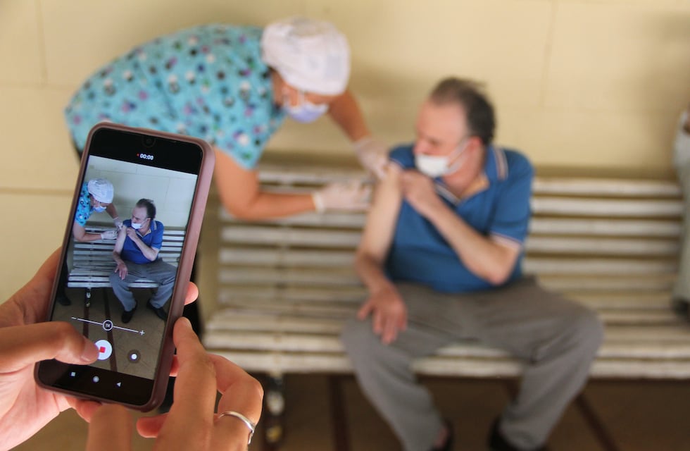 Desde este miércoles, completan la vacunación en geriátricos