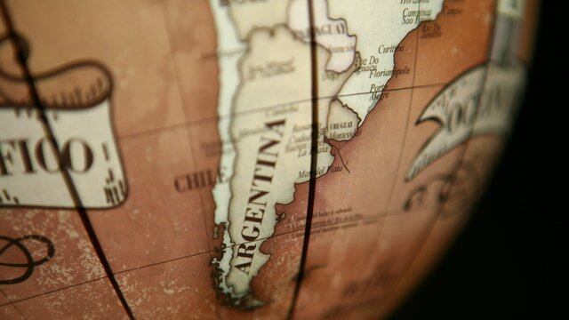 Tensión geopolítica: Inglaterra por el Este, Chile por el Oeste