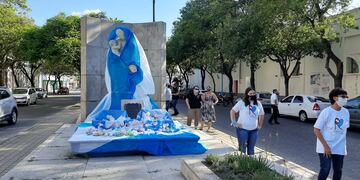Nuevamente intervinieron el monumento a la Madre, al lado de la Catedral.