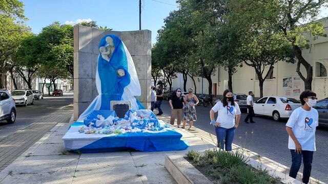 Nuevamente intervinieron el monumento a la Madre, al lado de la Catedral.