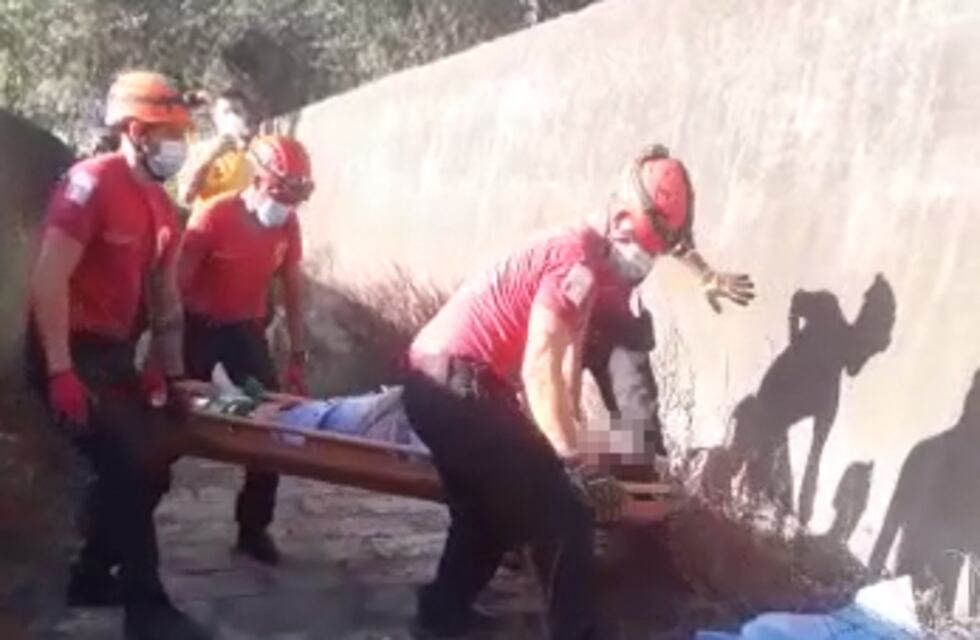 Video: rescatan a una mujer caída en un canal de desagüe en Córdoba