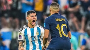 La fiereza del "Cuti" Romero contra Mbappé en el festejo del Argentina-Francia (AP).