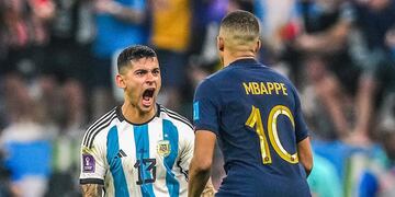 El cordobés "Cuti" Romero celebró ante Kylian Mbappé en la final Argentina vs. Francia(AP).