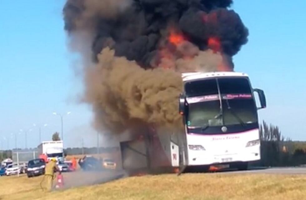 Un colectivo se prendió fuego en la autopista