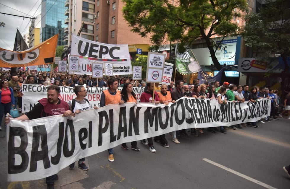 Marcha piquetera contra el gobierno de Milei en Córdoba: corte total y sin incidentes en el centro