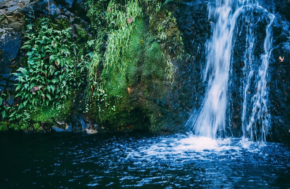 Cómo es el paraíso desconocido entre montañas con cascada de aguas cristalinas en Córdoba
