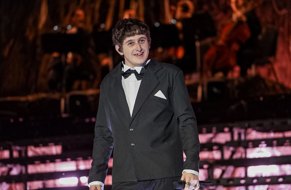 La noche soñada de Dillom en Vélez con la aparición de Lali, Juanse y el Pity Álvarez y un cierre al estilo Sinatra