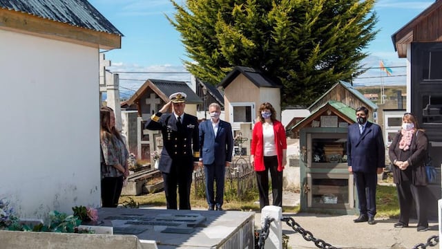 Durante la ceremonia se realizó una reseña de la vida de Campos, cuyos restos descansan por pedido del mismo, en la ciudad de Ushuaia.