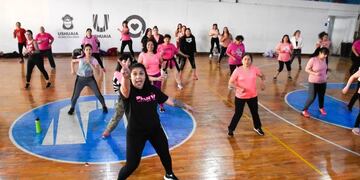 Para concientizar sobre el cáncer de mama las mujeres de Ushuaia bailaron Zumba
