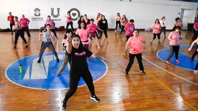 Para concientizar sobre el cáncer de mama las mujeres de Ushuaia bailaron Zumba