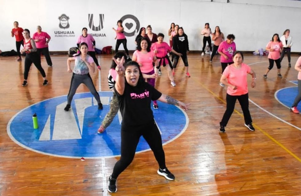Para concientizar sobre el cáncer de mama las mujeres de Ushuaia bailaron Zumba