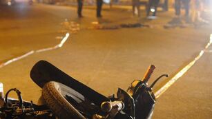 Un hombre murió tras un accidente entre motos. Fue trasladado al Hospital Central pero no lograron salvarlo.