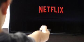 Una persona mirando Netflix.