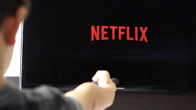 Una persona mirando Netflix.