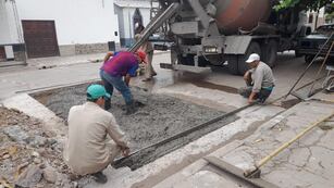Cuadrillas municipales trabajan en obras de pavimentación, en San Pedro de Jujuy.