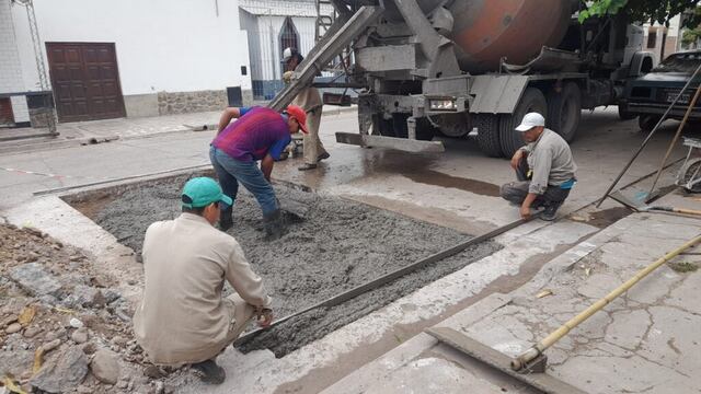 Cuadrillas municipales trabajan en obras de pavimentación, en San Pedro de Jujuy.