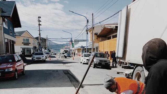 Los equipos de trabajo iniciaron tareas de fresado en sectores de la calle Kuanip para su restauración y la demarcación en la calle Perón y algunas arterias del barrio San Salvador para su bacheo y repavimentación.