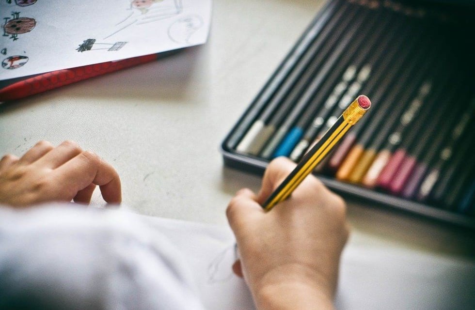 La conmovedora imagen de un joven que vende panes en las esquinas y en su tiempo libre se sienta a estudiar