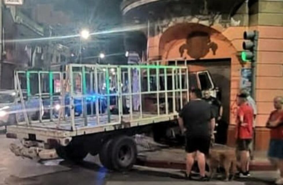 Perdió el control de su vehículo y se incrustó en un comercio en el centro de Córdoba