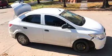 El delincuente se robó el coche y lo chocó.