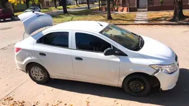 El delincuente se robó el coche y lo chocó.