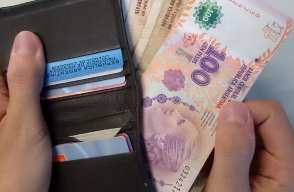 Gesto noble: un joven encontró una billetera con $13.000 y algunos dólares y decidió devolveérsela a su dueño