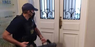 La TOE allanó las oficinas de Corrientes al 800 y encontró 174 documentos de identidad.