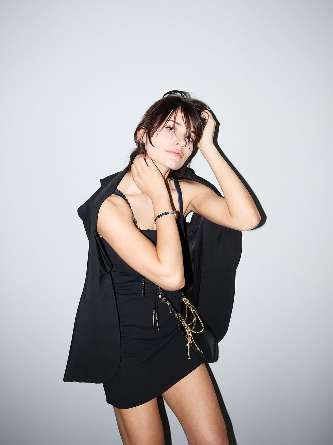 Eva de Dominici eligió las bucaneras más rockeras para un total black con mucha piel a la vista