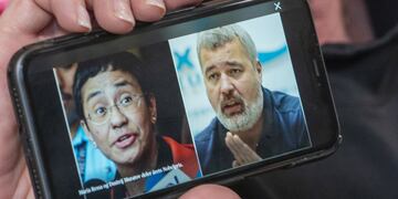 La presidenta del Comité Noruego del Premio Nobel de la Paz, Berit Reiss-Andersen, muestra una imagen de los ganadores del Premio de la Paz : Maria Ressa y Dmitry Muratov. (Heiko Junge/DPA)