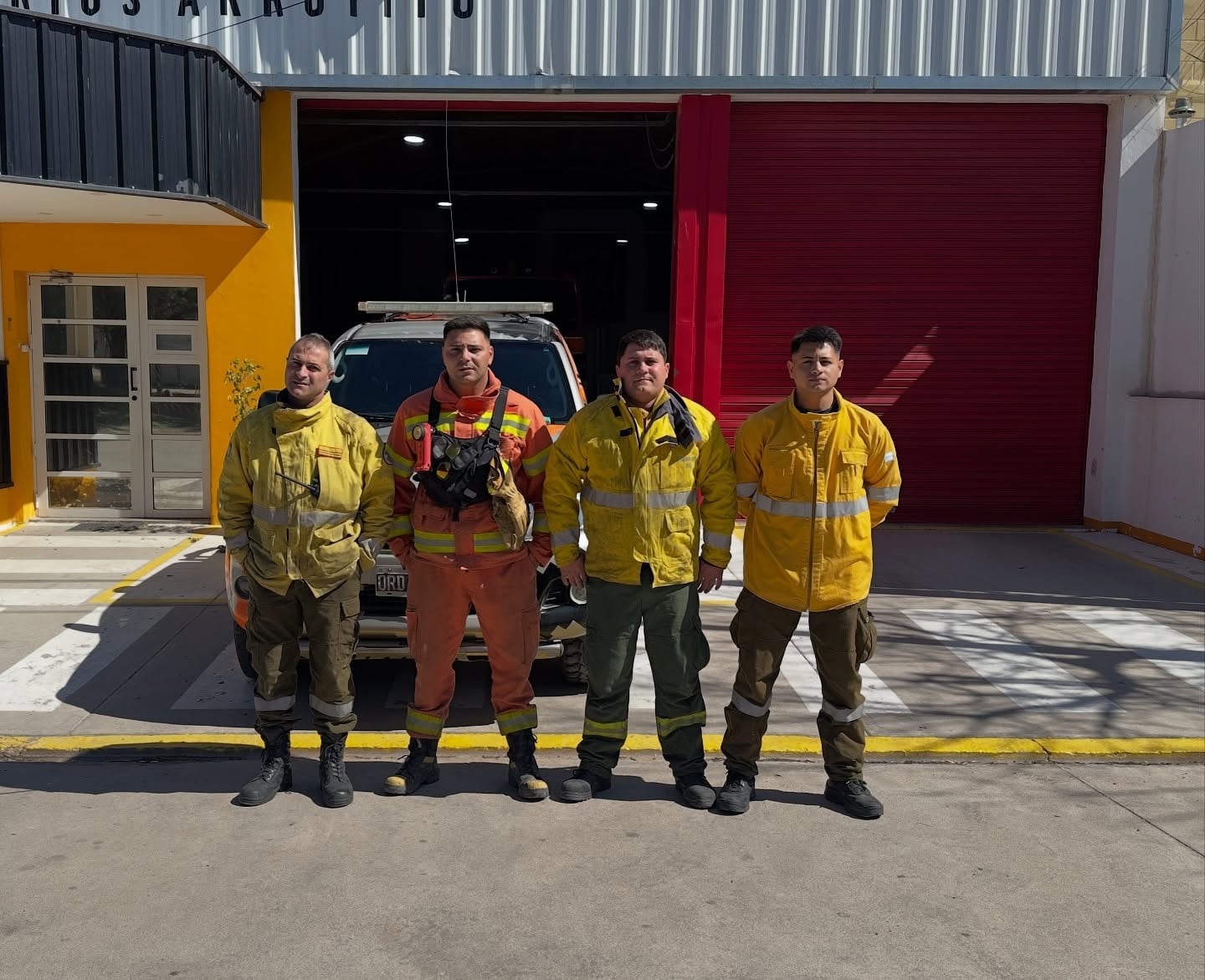 El incendio en Colonia Marina está fuera de control y se suman más bomberos de Arroyito y Tránsito
