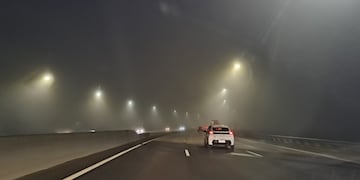 Escasa visibilidad en calles y rutas de Córdoba por bancos de neblina.