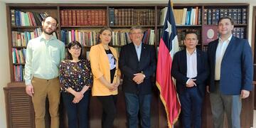 La embajadora Figueroa junto a funcionarios de la Embajada, y el empresario Jorge Gurrieri acompañado por integrantes de la Cámara de Comercio Exterior de Jujuy, en el encuentro mantenido en Buenos Aires.