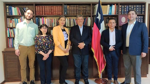 La embajadora Figueroa junto a funcionarios de la Embajada, y el empresario Jorge Gurrieri acompañado por integrantes de la Cámara de Comercio Exterior de Jujuy, en el encuentro mantenido en Buenos Aires.