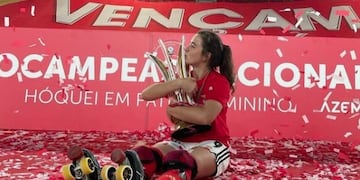 Flor Felamini abrazada a la copa de la Primera División de hockey sobre patines de Portugal.