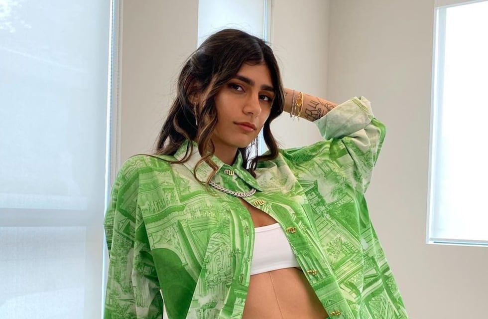 Con la cámara en mano, Mia Khalifa posó frente al espejo en mini vestido ajustado al cuerpo