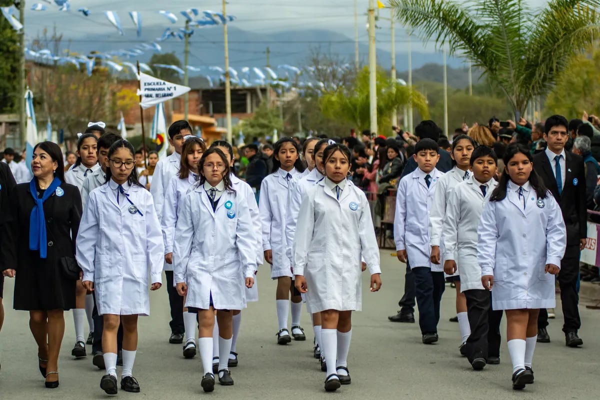 El bario Alto Comedero fue escenario del desfile programado como parte de los actos oficiales al cumplirse un nuevo aniversario de la gesta heroica del pueblo jujeño. Allí el gobernador Carlos Sadir volvió a reflexionar sobre "la hazaña épica que invita a imitar y pensar todos los días en esos patriotas jujeños de 1812".