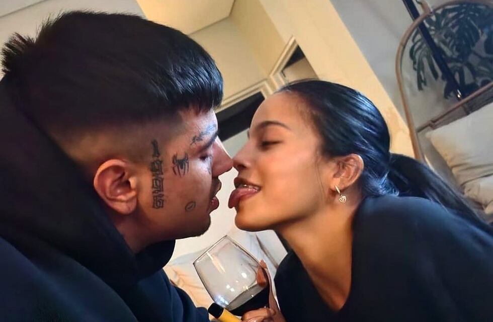 El divertido blooper de Emilia Mernes mostrando sus bikinis junto a Duki