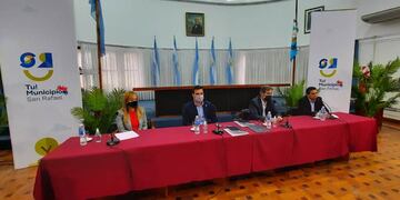El anuncio. Los intendentes Emir Félix y Walther Marcolini con Darío Martínez, Secretario de Energía de la Nación, y la senadora Anabel Fernández Sagasti.