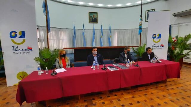 El anuncio. Los intendentes Emir Félix y Walther Marcolini con Darío Martínez, Secretario de Energía de la Nación, y la senadora Anabel Fernández Sagasti.