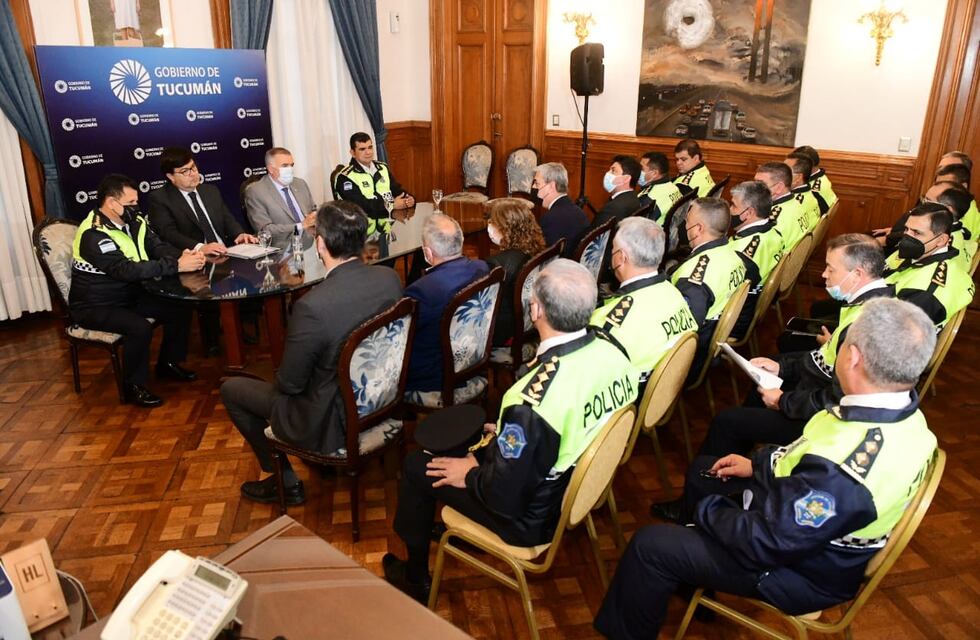 El gobernador se reunió con la Plana Mayor de la Policía de la provincia