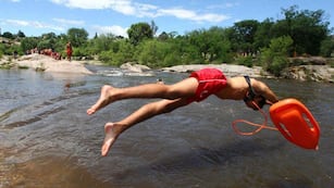 Guardavidas de Carlos Paz protestan por un despido (archivo).